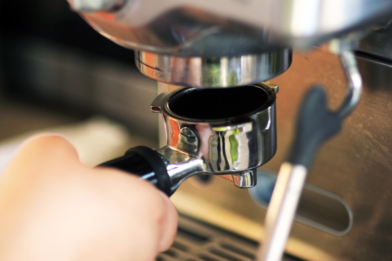 Cappuccino a pákový kávovar v elegantní kuchyni
