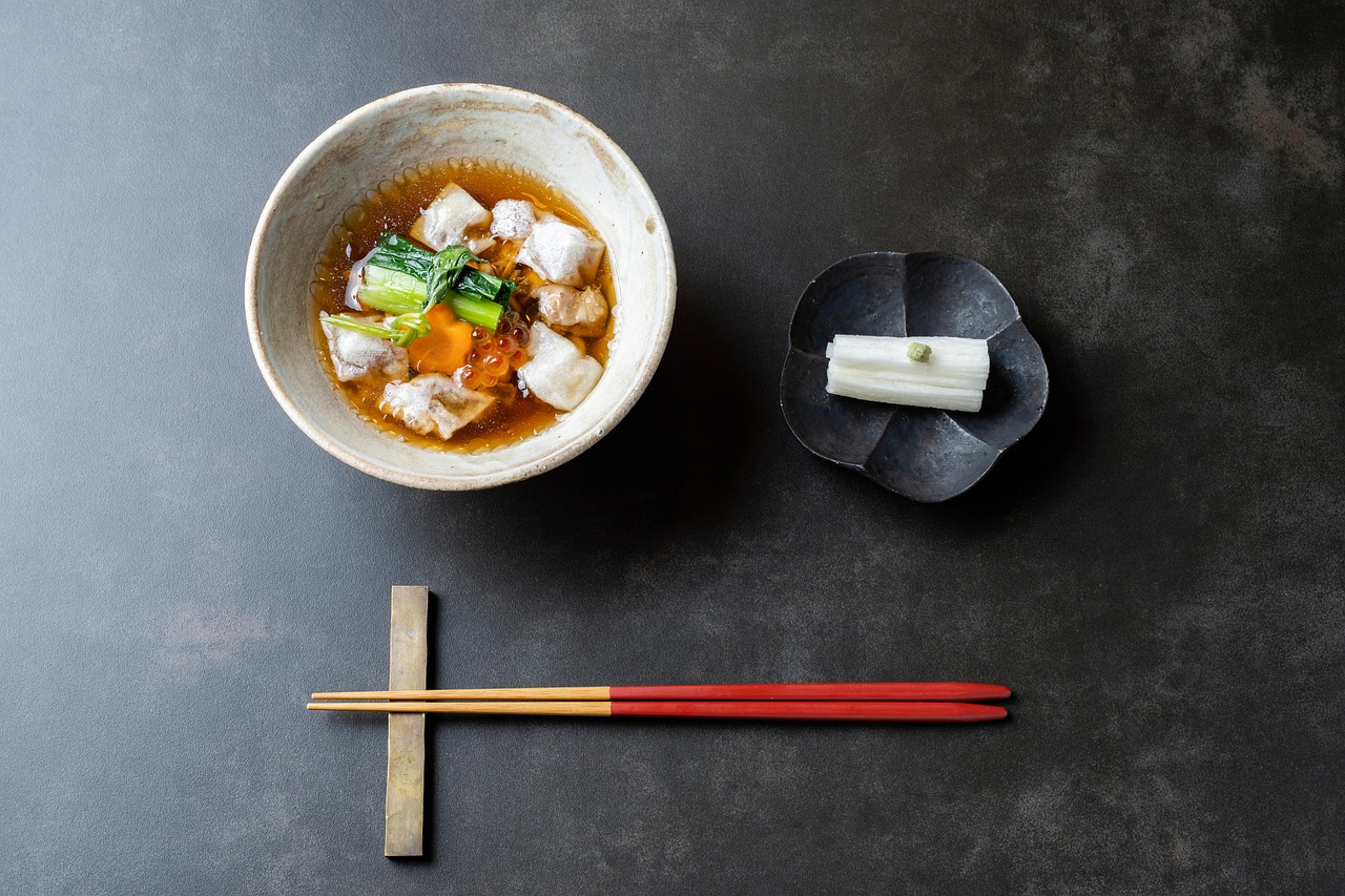 Sushi set a miska s japonskou atmosférou