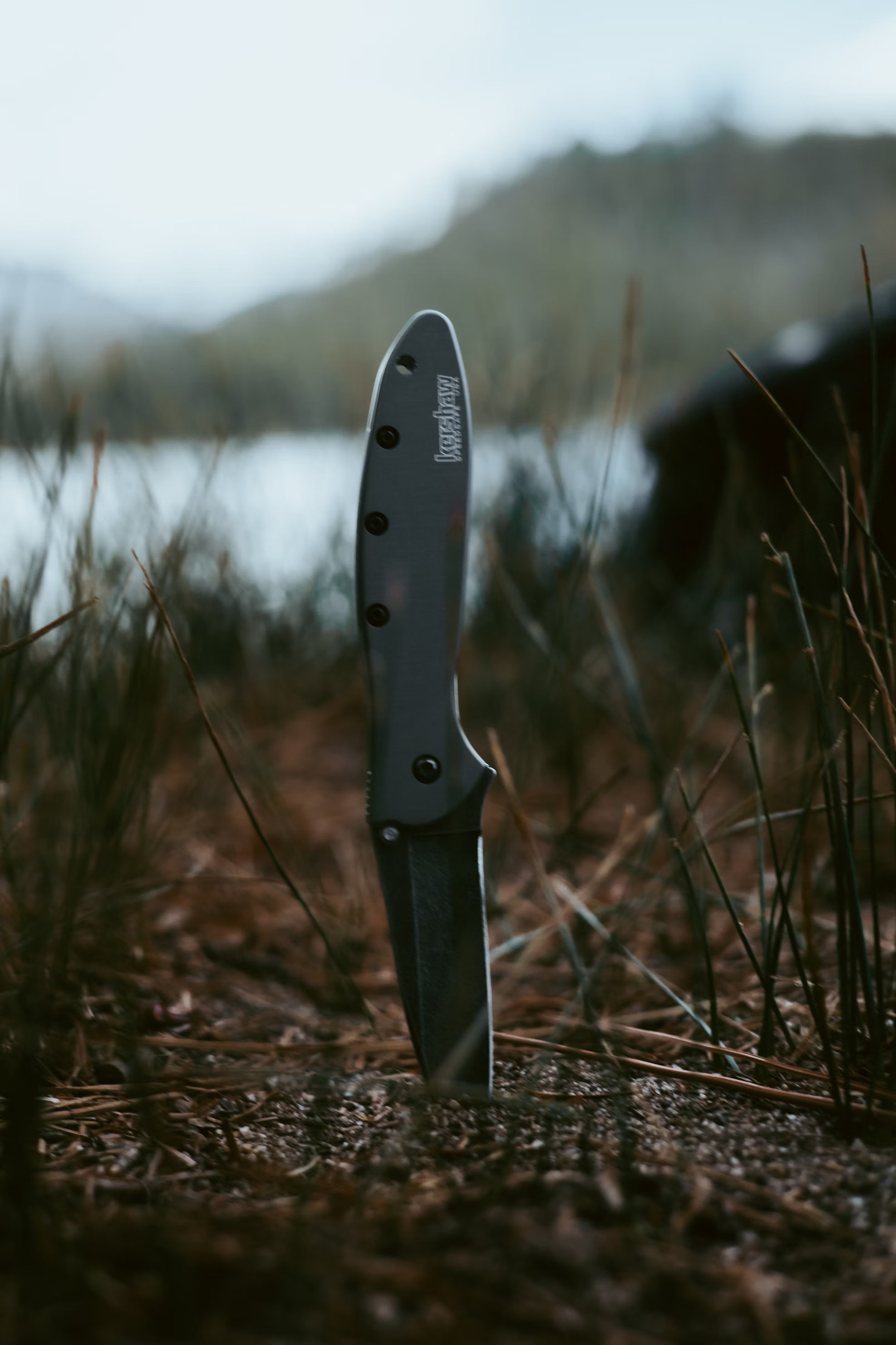 Outdoor nůž a plecháček v lese – ideální na cesty do přírody